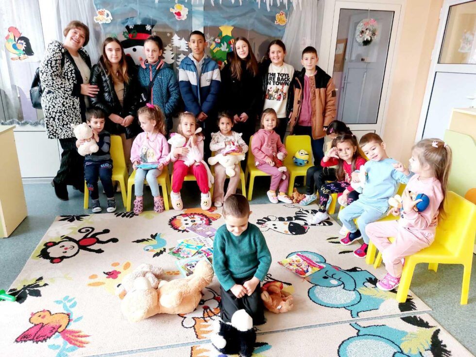 Неочаквани коледни подаръци от учениците на 5 "А" клас от СУ "Св.Паисий Хилендарски", град Златица - ДГ Слънце - Златица